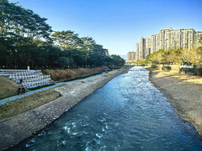 龙岩龙津河支流小溪河清澈映碧空